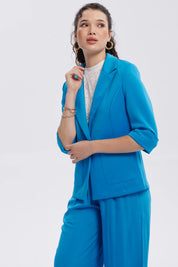 Blazer azul claro con solapa y mangas tres cuartos dobladas