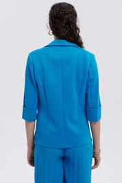Blazer azul claro con solapa y mangas tres cuartos dobladas