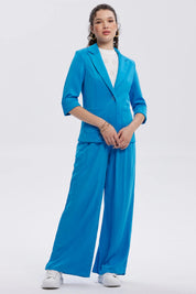 Blazer azul claro con solapa y mangas tres cuartos dobladas