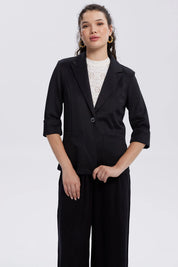 Blazer negro para mujer con mangas tres cuartos y botón frontal