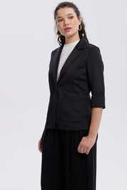 Blazer negro para mujer con mangas tres cuartos y botón frontal