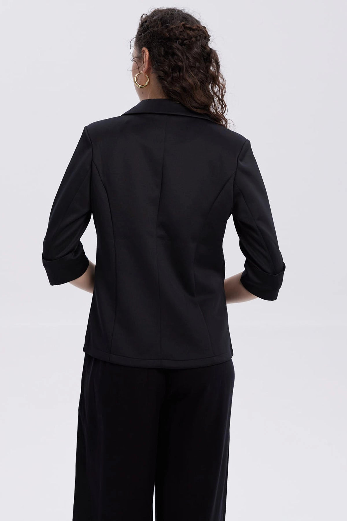 Blazer negro para mujer con mangas tres cuartos y botón frontal