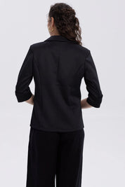 Blazer negro para mujer con mangas tres cuartos y botón frontal