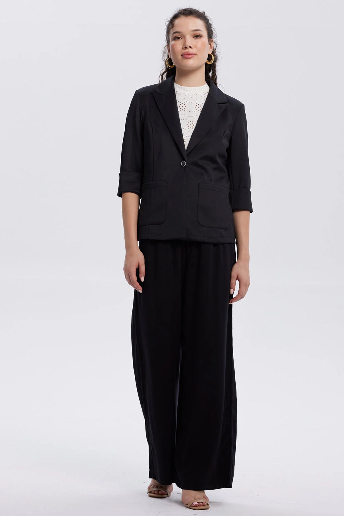 Blazer negro para mujer con mangas tres cuartos y botón frontal