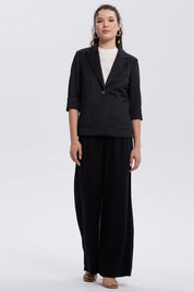 Blazer negro para mujer con mangas tres cuartos y botón frontal