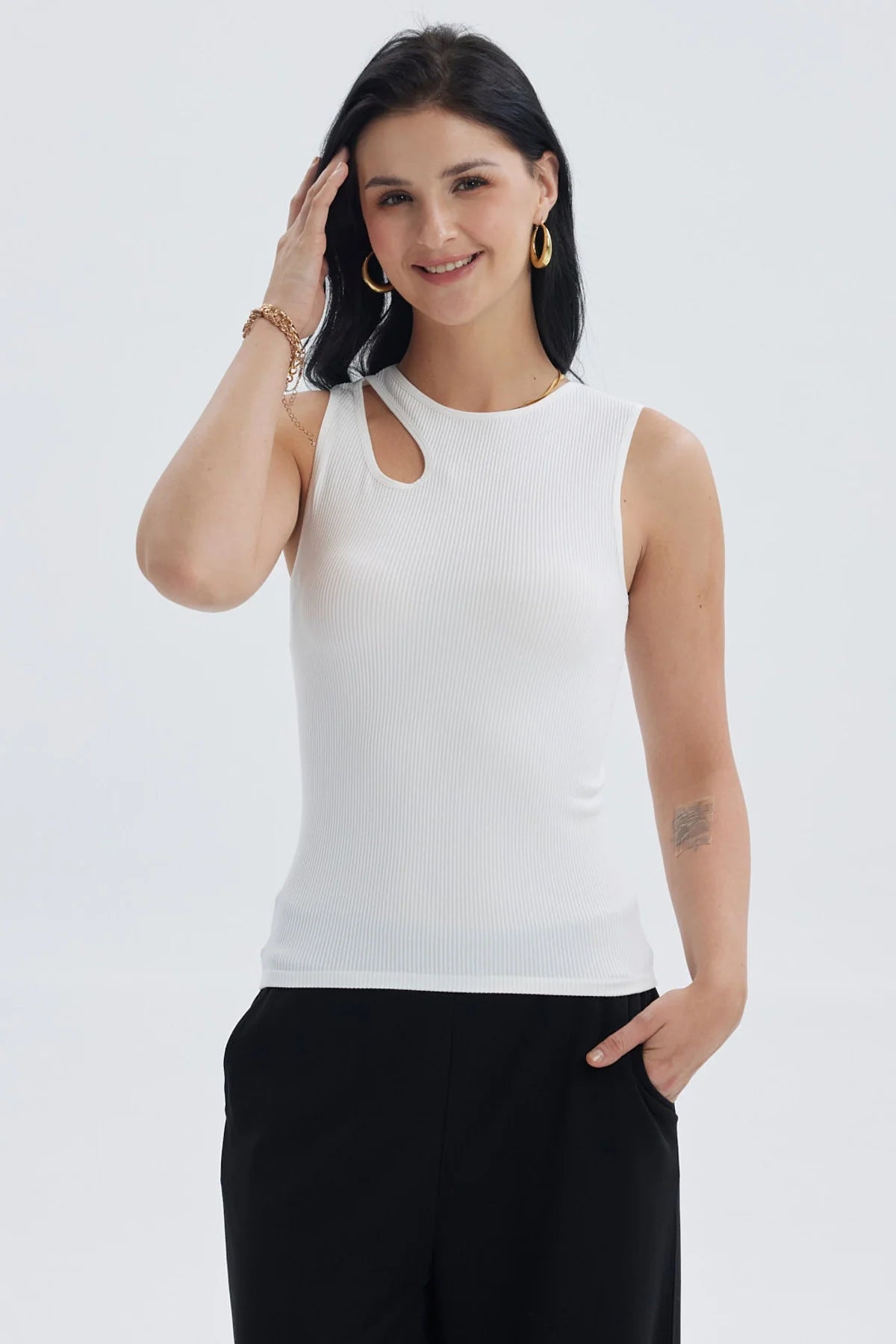 Polera mujer lisa crudo sin mangas con abertura en el hombro color blanco