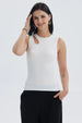 Polera mujer lisa crudo sin mangas con abertura en el hombro color blanco