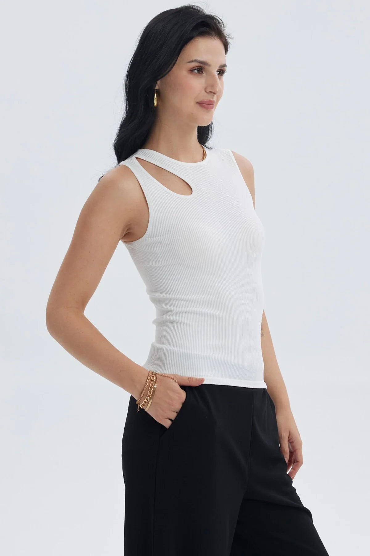 Polera mujer lisa crudo sin mangas con abertura en el hombro color blanco