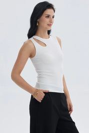 Polera mujer lisa crudo sin mangas con abertura en el hombro color blanco