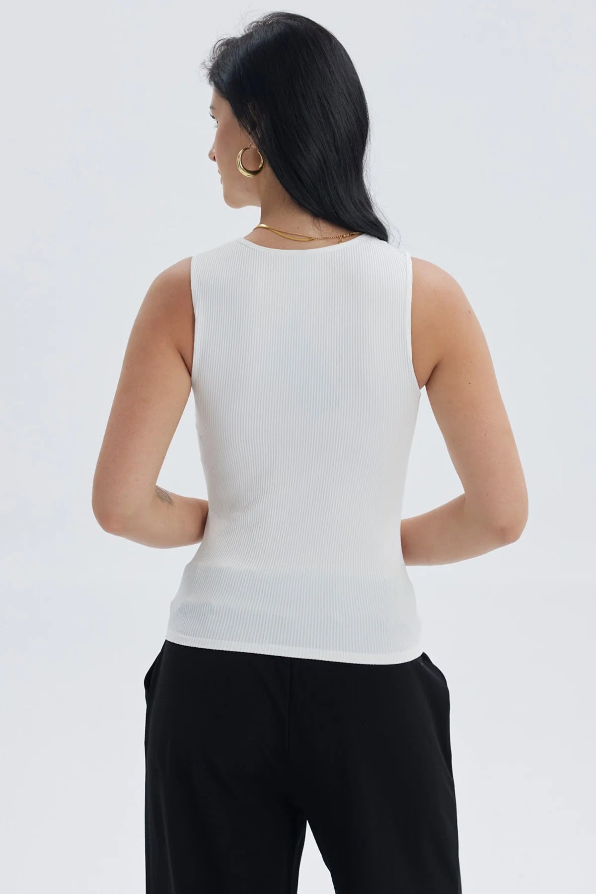 Polera mujer lisa crudo sin mangas con abertura en el hombro color blanco