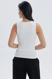 Polera mujer lisa crudo sin mangas con abertura en el hombro color blanco