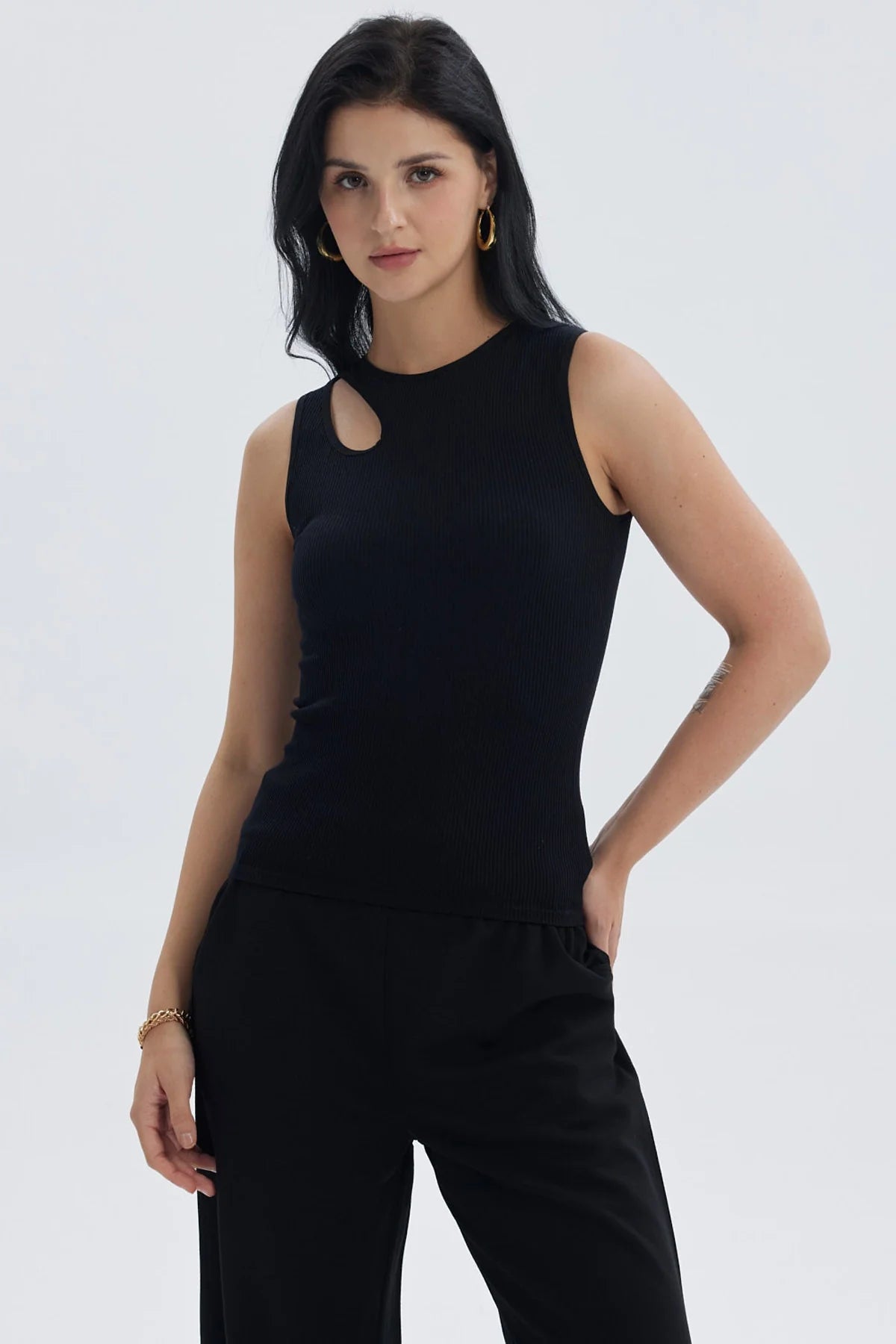 Polera negra sin mangas con abertura en el hombro derecho