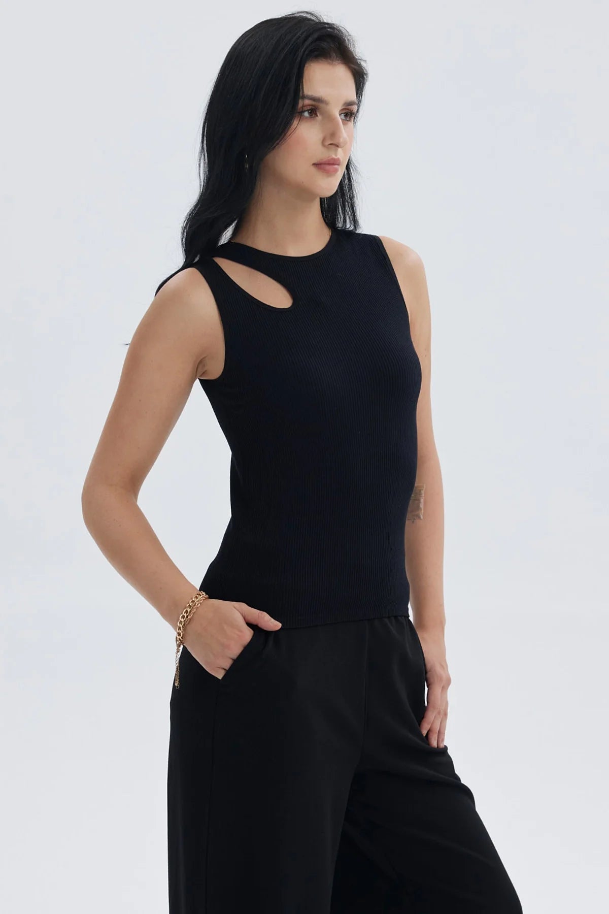 Polera negra sin mangas con abertura en el hombro derecho