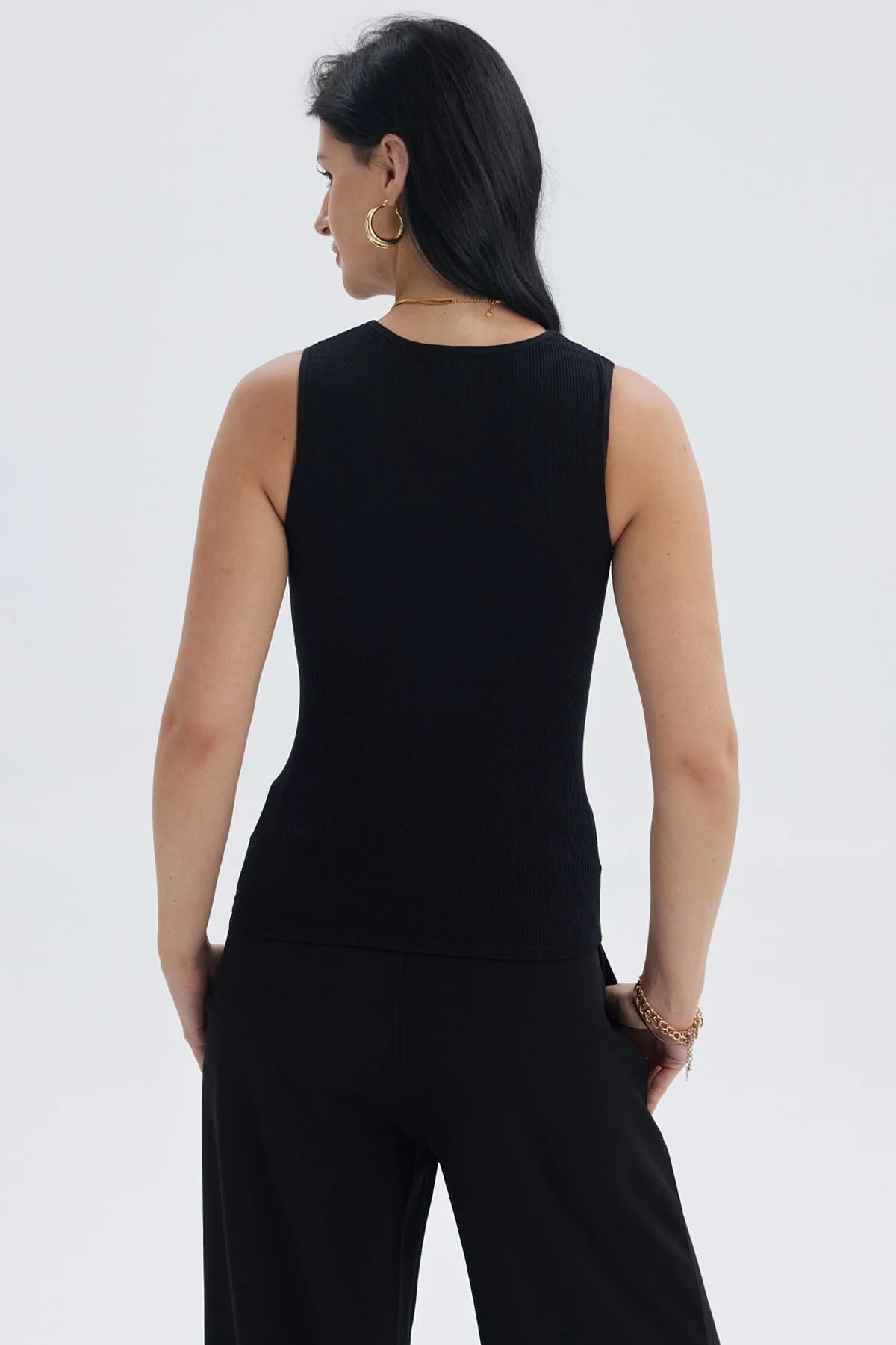 Polera negra sin mangas con abertura en el hombro derecho