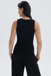 Polera negra sin mangas con abertura en el hombro derecho