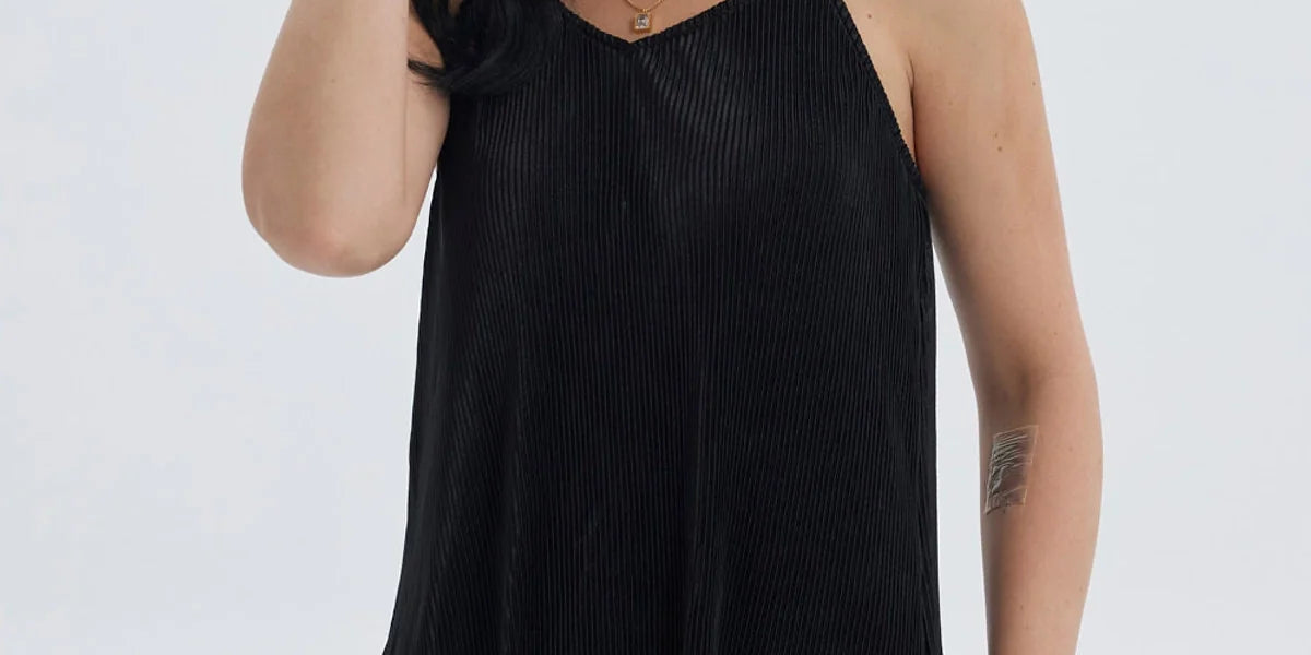 Polera mujer pabilo plisada lisa negra con tirantes delgados y diseño sencillo
