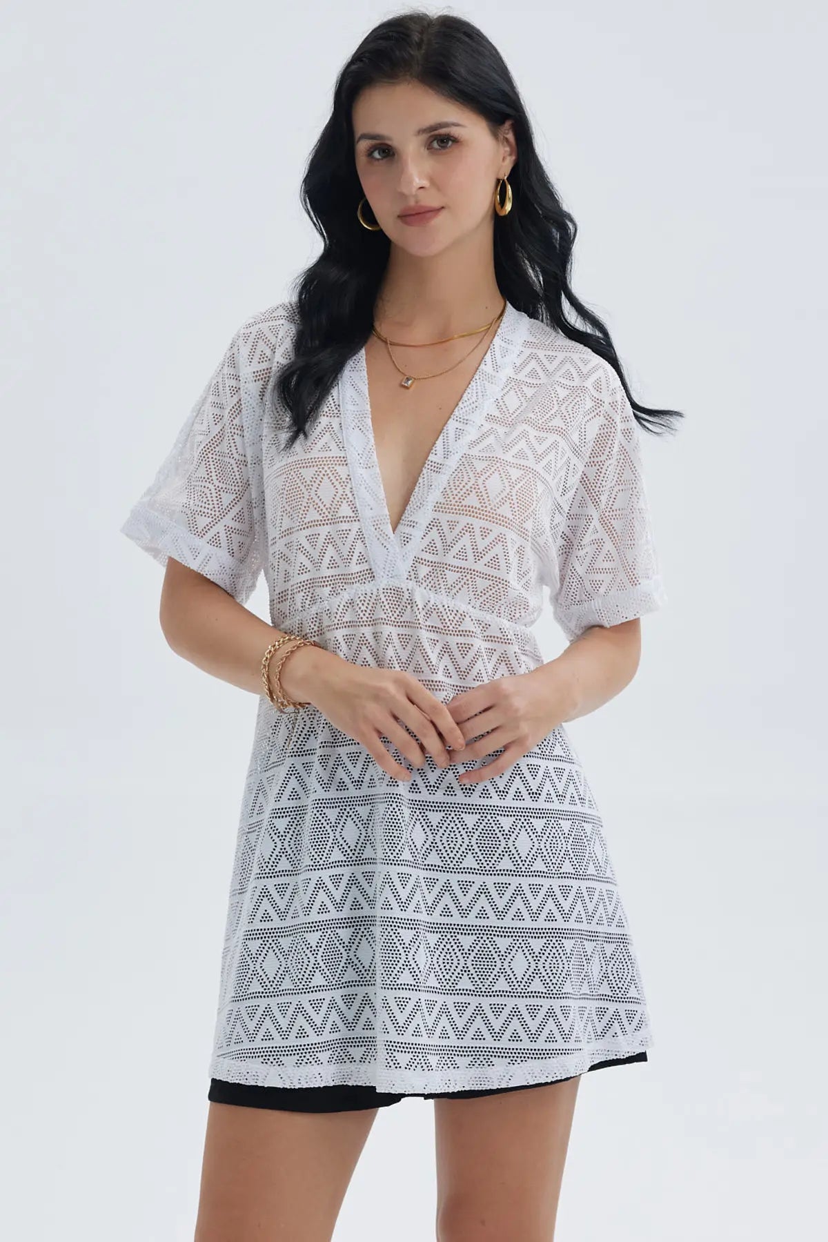 Polera blanca de mujer con diseño geométrico y mangas cortas