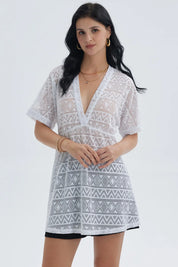 Polera blanca de mujer con diseño geométrico y mangas cortas