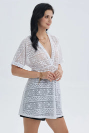 Polera blanca de mujer con diseño geométrico y mangas cortas