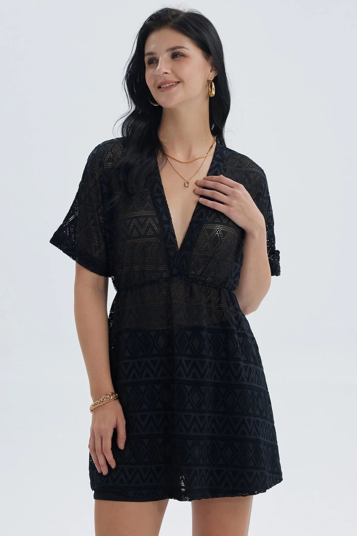 Polera mujer negra con diseño calado y mangas cortas