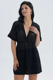 Polera mujer negra con diseño calado y mangas cortas