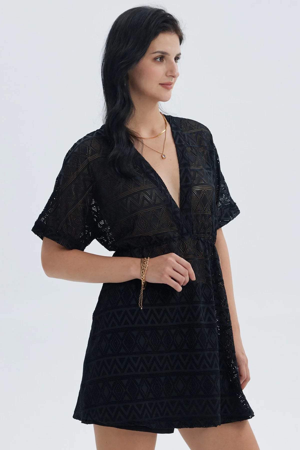 Polera mujer negra con diseño calado y mangas cortas