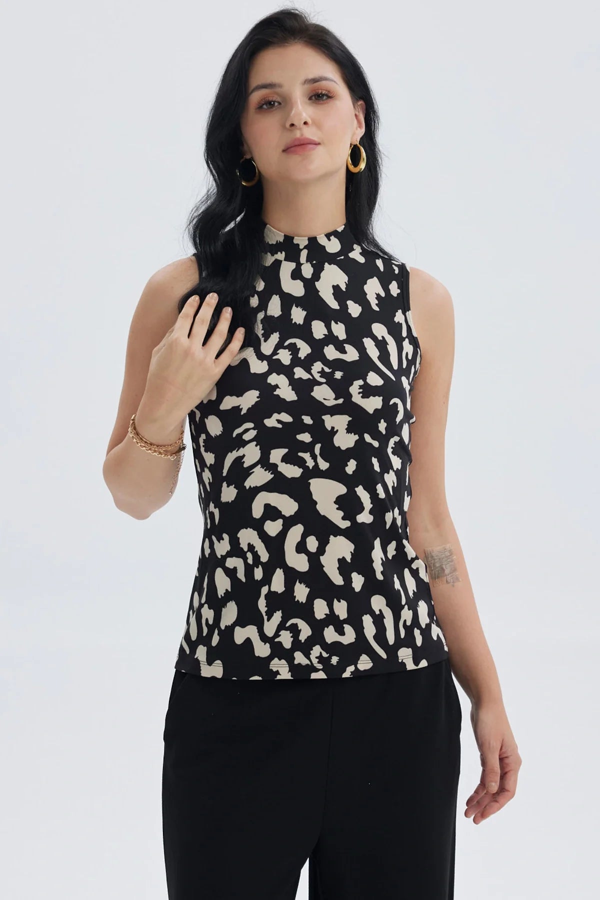 Polera mujer elasticada beige con estampado animal print en negro sin mangas
