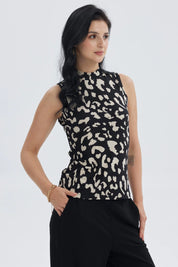 Polera mujer elasticada beige con estampado animal print en negro sin mangas