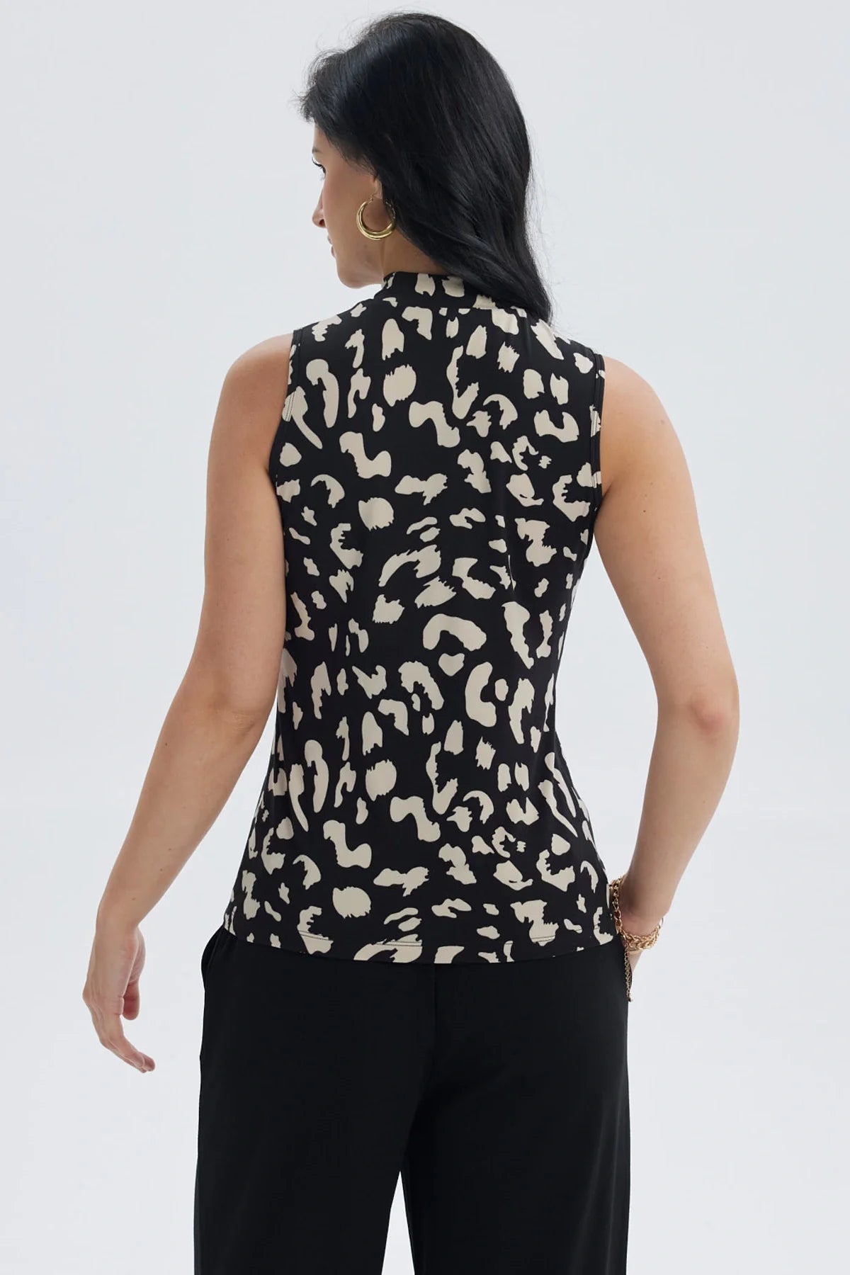 Polera mujer elasticada beige con estampado animal print en negro sin mangas