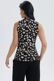 Polera mujer elasticada beige con estampado animal print en negro sin mangas