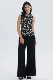 Polera mujer elasticada beige con estampado animal print en negro sin mangas