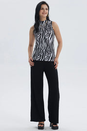 Polera sin mangas blanca con estampado de rayas negras tipo cebra