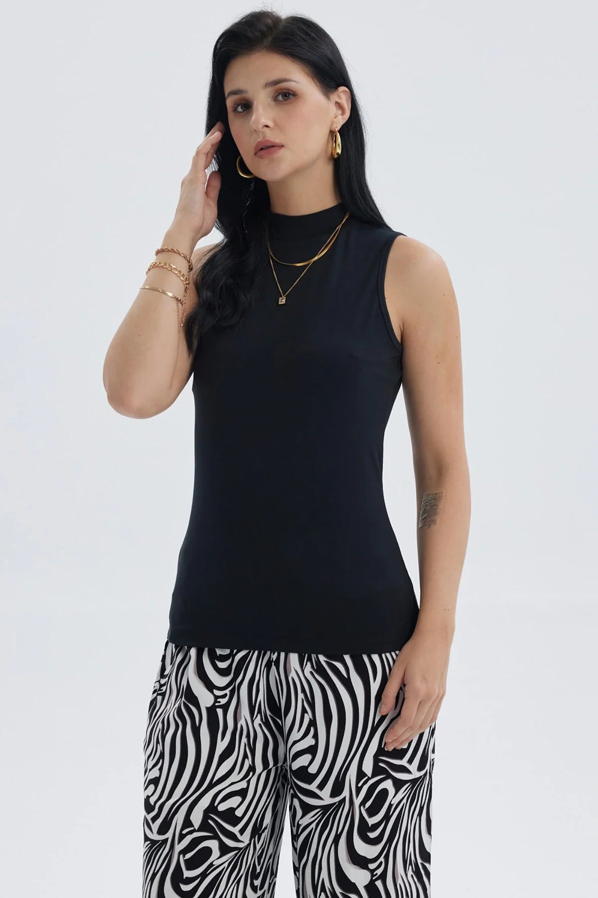 Polera mujer negra sin mangas con cuello alto y diseño liso elegante