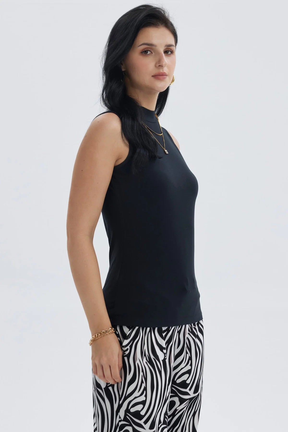 Polera mujer negra sin mangas con cuello alto y diseño liso elegante