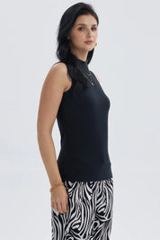 Polera mujer negra sin mangas con cuello alto y diseño liso elegante
