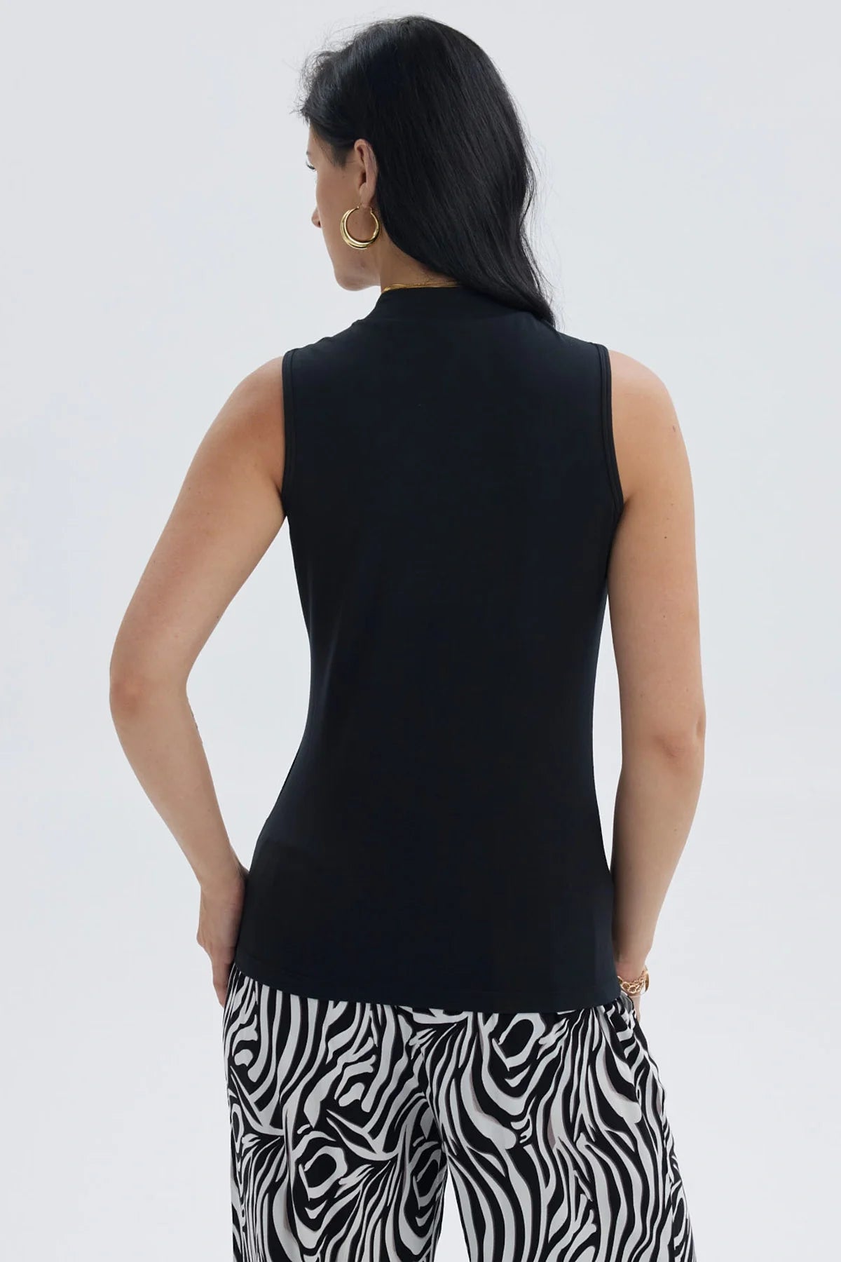 Polera mujer negra sin mangas con cuello alto y diseño liso elegante