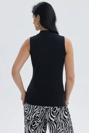 Polera mujer negra sin mangas con cuello alto y diseño liso elegante