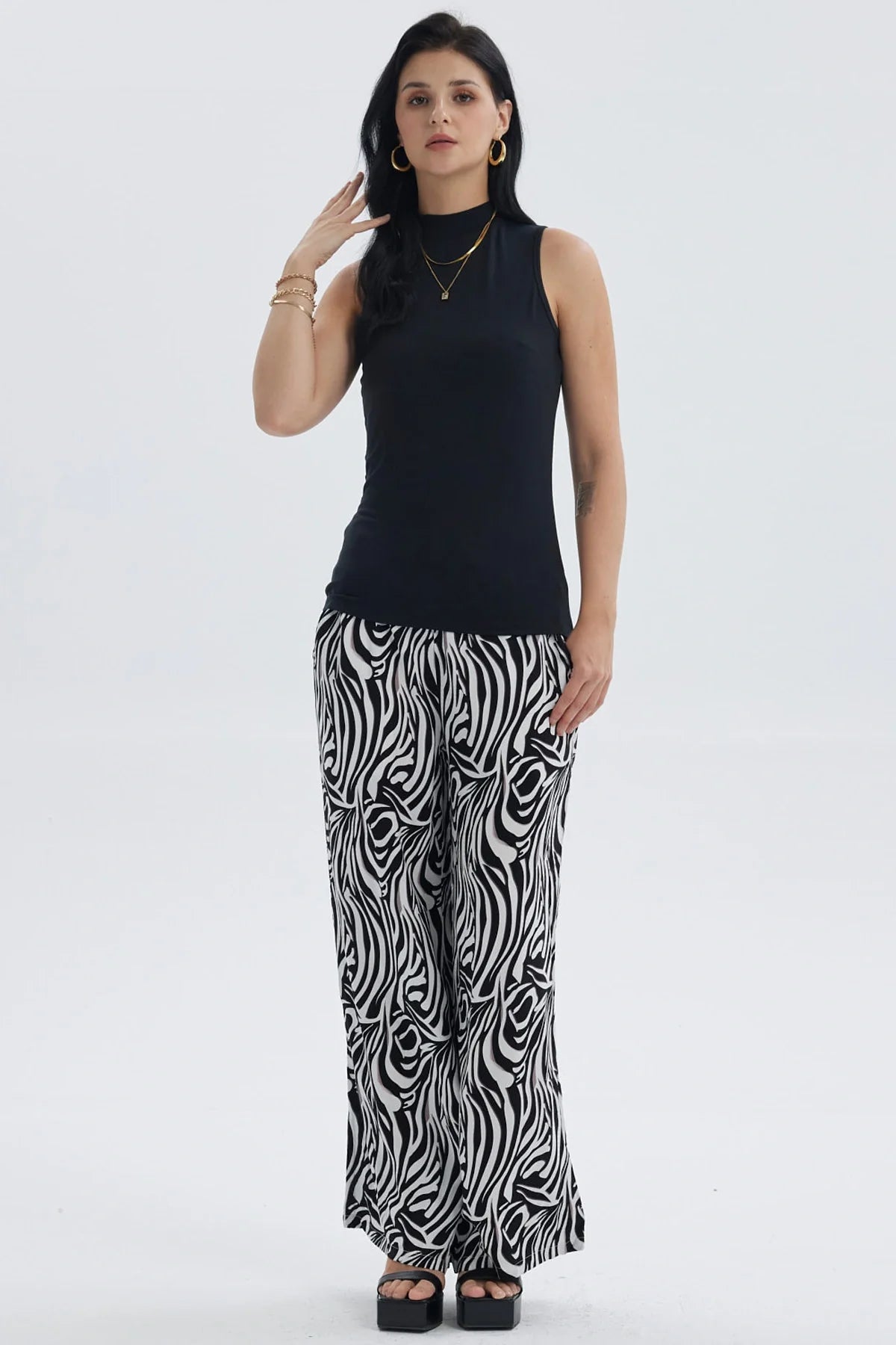 Polera mujer negra sin mangas con cuello alto y diseño liso elegante