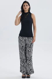 Polera mujer negra sin mangas con cuello alto y diseño liso elegante