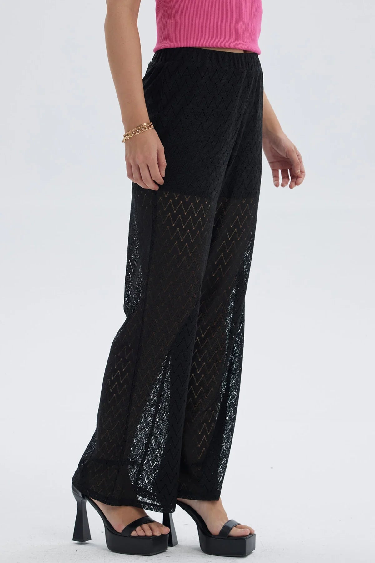 Pantalón flare negro con short y patrón zigzag transparente