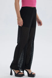 Pantalón flare negro con short y patrón zigzag transparente