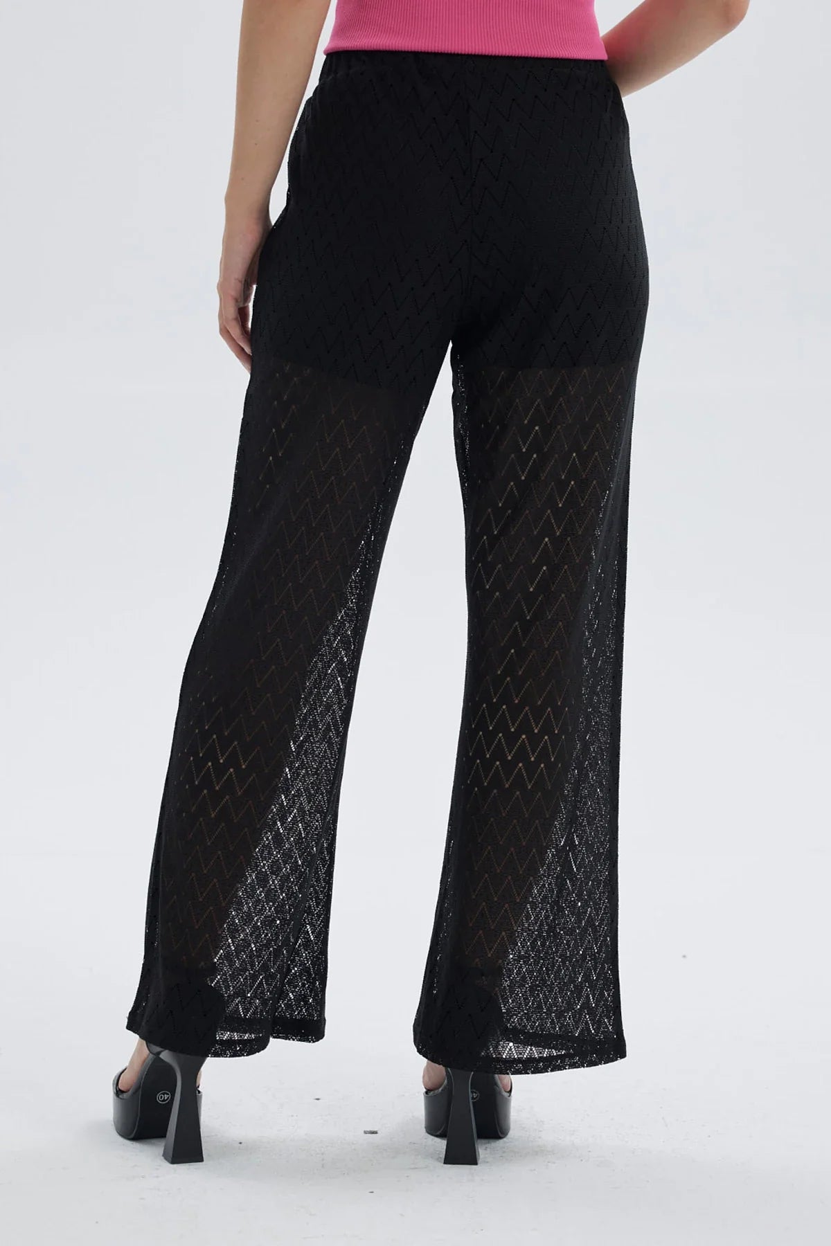 Pantalón flare negro con short y patrón zigzag transparente