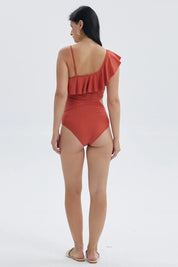 Traje de baño entero rojo con vuelo en un hombro y detalles modernos