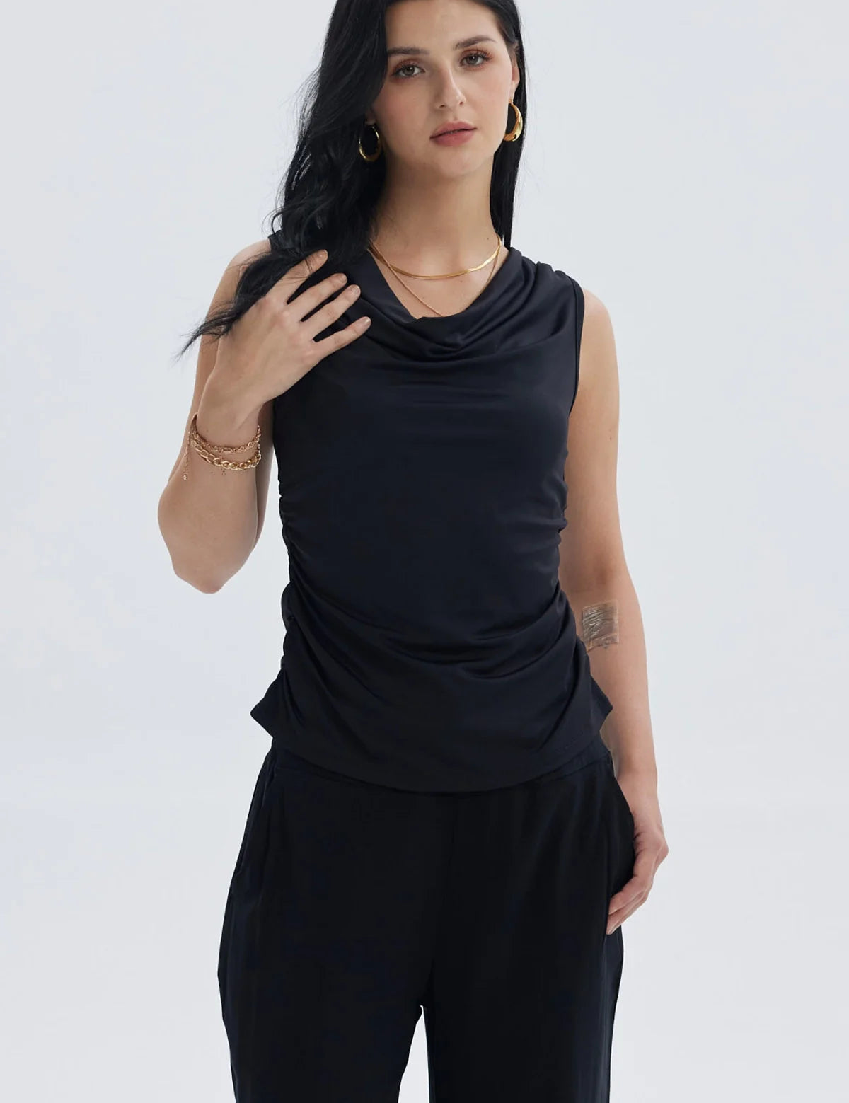 Polera negra de mujer sin mangas con cuello drapeado elegante