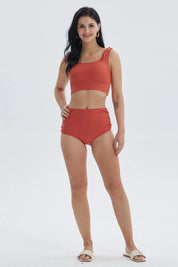 Traje de baño mujer tiro alto terracota con abertura visible