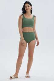 Traje de baño verde para mujer con tiro alto y aberturas laterales