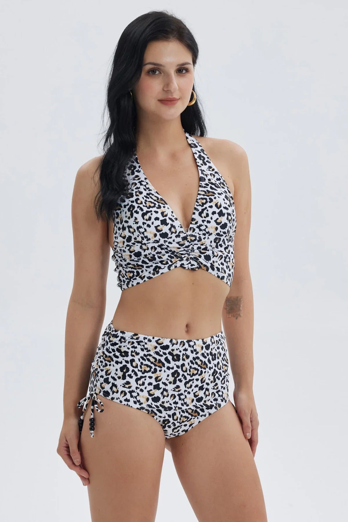 Traje de baño mujer blanco con estampado de leopardo y escote en V