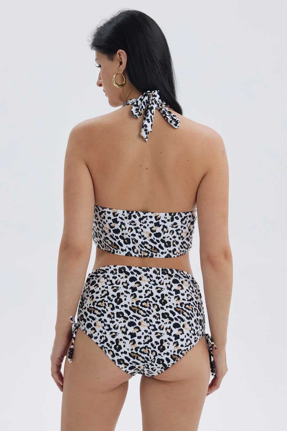 Traje de baño mujer blanco con estampado de leopardo y escote en V