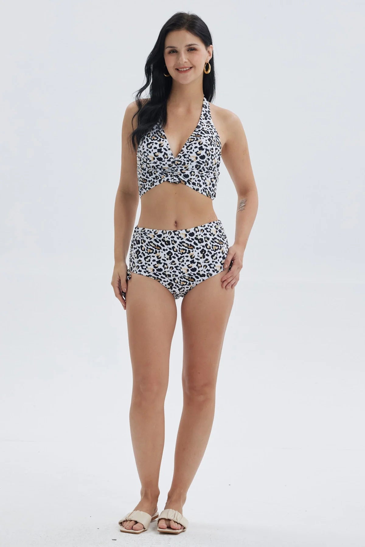 Traje de baño mujer blanco con estampado de leopardo y escote en V