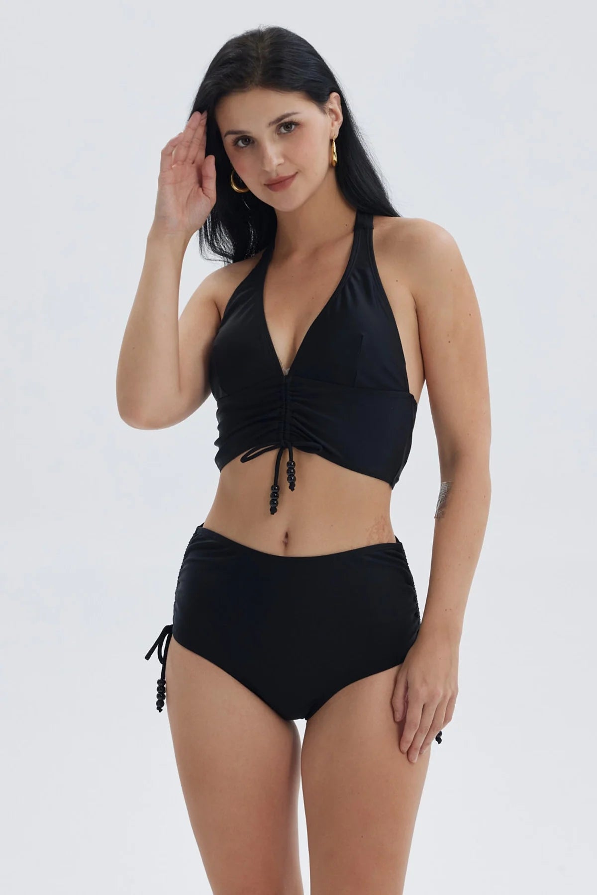 Traje de baño negro de mujer con peto y escote en V